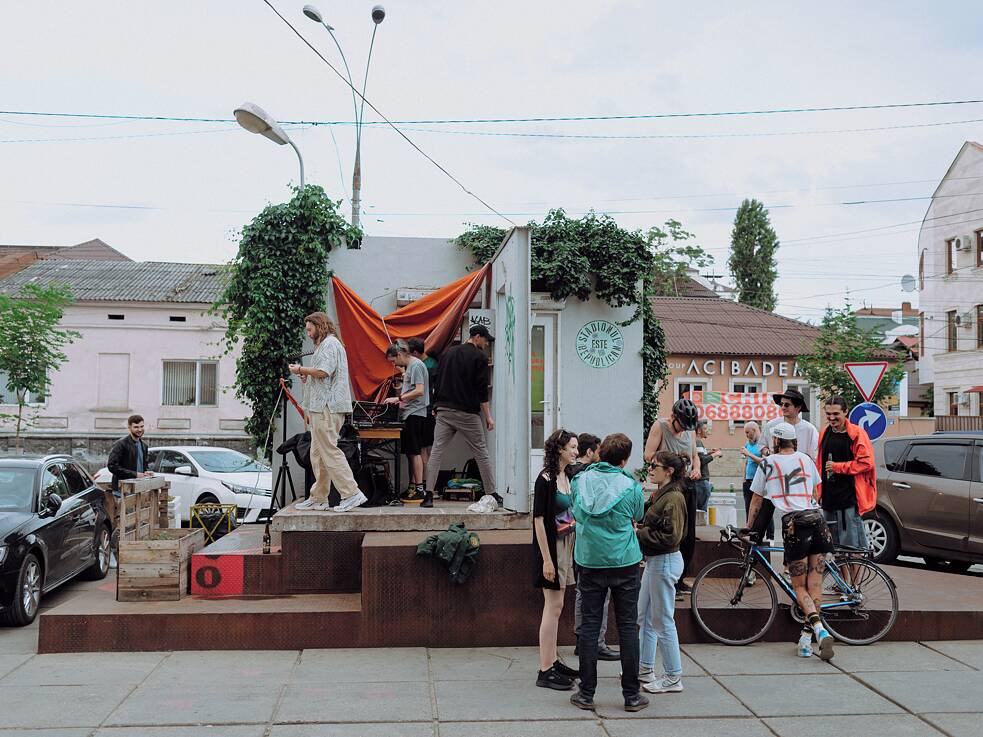 Prípravy na koncert prebiehajú medzi autami.