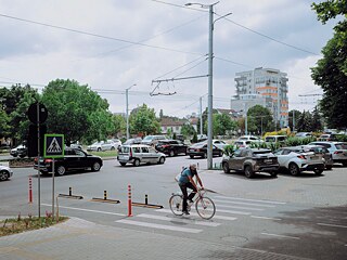 Začiatok nového cyklochodníka na jednej z hlavných ciest hlavného mesta. Začiatok nového cyklochodníka na jednej z hlavných ciest hlavného mesta.