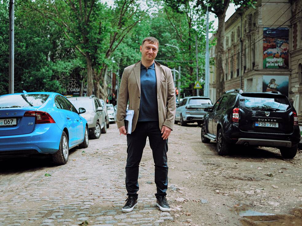 „Nemôžeme čakať, kým nás EÚ alebo vláda zachráni.” Roman Guniavyj, poradca ministerstva kultúry a odborník na rozvoj miest, stojí na dlažobných kockách z 19. storočia, kde sa náhle končí nový cyklochodník v centre Kišiňova.