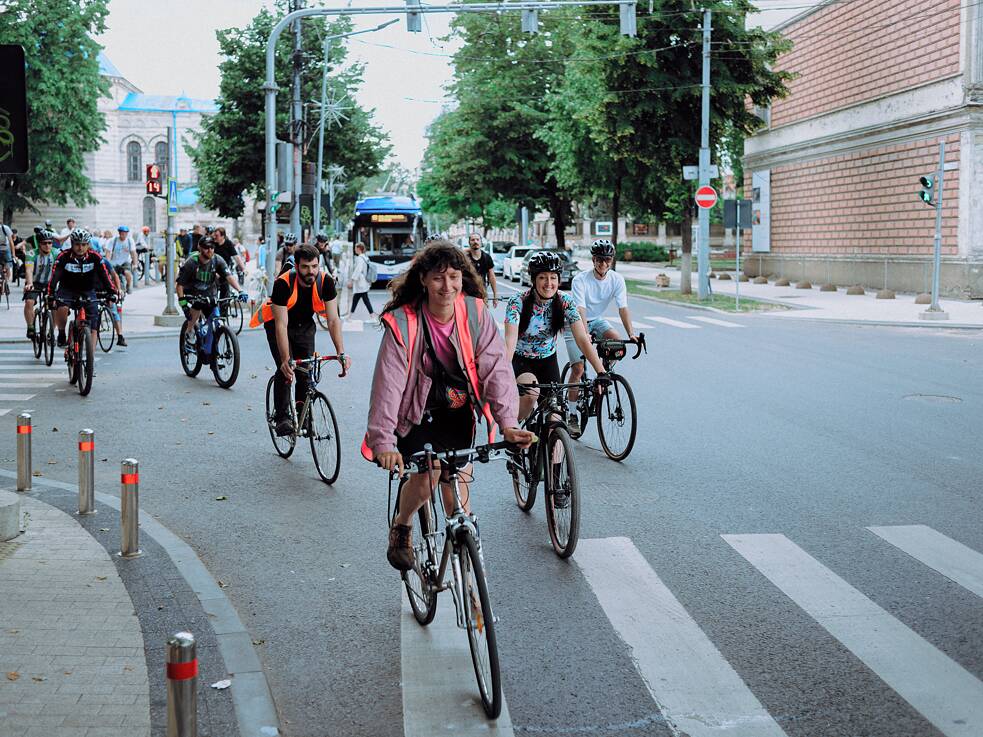 Cyklisti akcie „Critical Mass“ vracajú ulice ľuďom, celkom vpredu Ana Popa.
