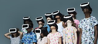 Des enfants et adolescents portant des lunettes de réalité virtuelle