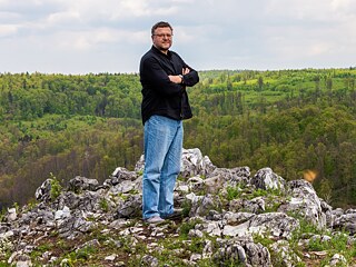 Шкільне лісогосподарство «Масарикові ліси Кртіні» та його директор Томаш Вршка. Шкільне лісогосподарство «Масарикові ліси Кртіні» та його директор Томаш Вршка.