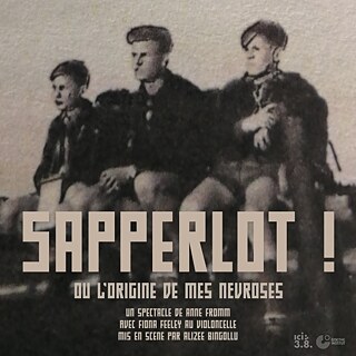 Das Foto zeigt drei junge Männer von vorne die auf einer Mauer sitzen und in die Ferne schauen. Unter ihren Füßen steht : Sapperlot !