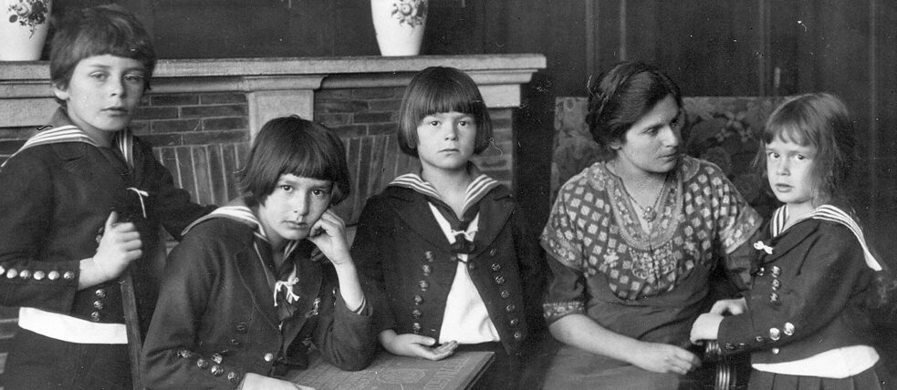 Katia Mann mit ihren Kindern Klaus, Erika, Golo und Monika (1916) Katia Mann mit ihren Kindern Klaus, Erika, Golo und Monika (1916)