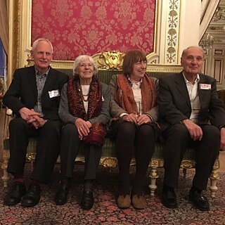 Die vier Protagonisten von "Mémoire à quatre voix" sitzen auf einem Sofa in einem Festsaal in Lyon.alle de fêtes à Lyon.
