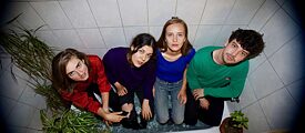 groupe de 1 jeune homme et 3 jeunes femmes