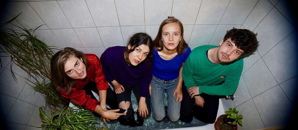 Kapa Tult Gruppe 1 Junger Mann und 3 junge Frauen