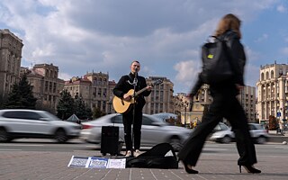 Na uliciach Kyjiva znie hudba, hlasnejšie sú len sirény