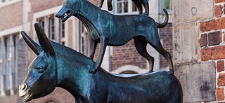 Detail einer metallenen Statue der Bremer Stadtmusikanten: Esel und Hund