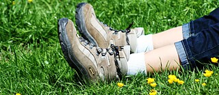 Wanderstiefel auf einer Wiese