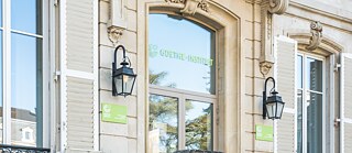 Eingang mit Außenlampe des Goethe-Instituts Nancy