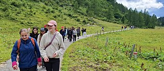 Jugendliche auf einem Wanderweg in den Bergen.