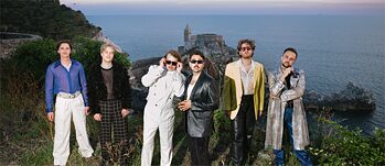 gruppenfoto von 6 jungen Männern auf einem Hügel