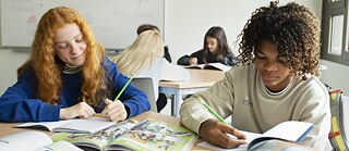 Kinder in der Bibliothek 