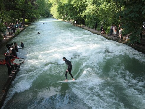 Eisbachsurfer