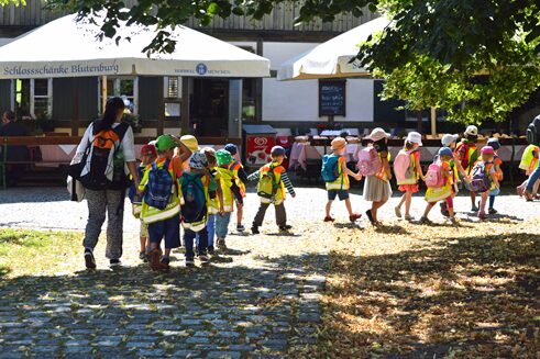 Reges Kommen und Gehen im Schlosshof