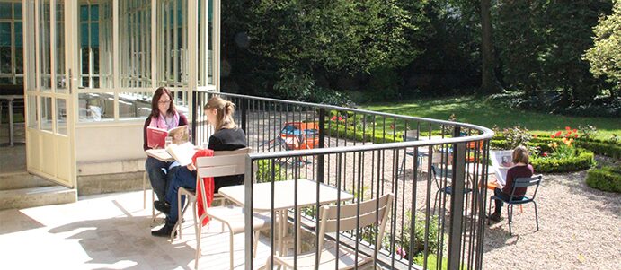 Leseterrasse mit Zugang zum Park