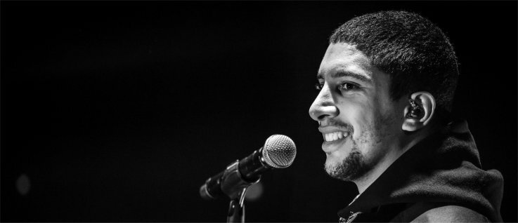 Andreas Bourani Mann vor einem Mikrofon