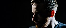 Nahaufnahme des Künstlers im Profil mit Schatten