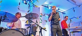 Andreas Dorau und zwei andere Musiker im Konzert