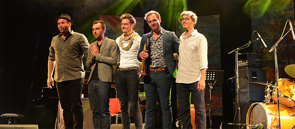 5 Jazz-Musiker am Bühnenrand