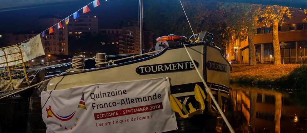 Frachtschiff auf Fluss bei Nacht