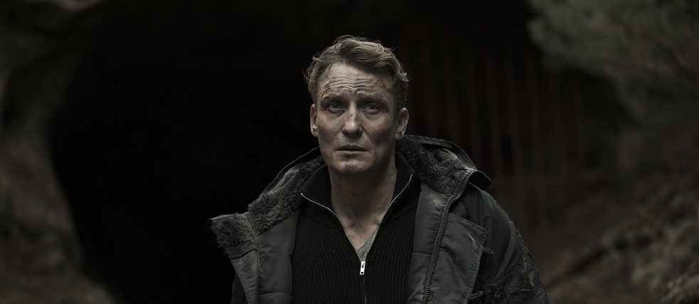 Ulrich Nielsen (gespielt von Oliver Masucci) schaut den Betrachter hoffnungslos  an.