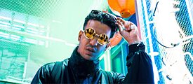 Junger Mann mit goldener Sonnenbrille