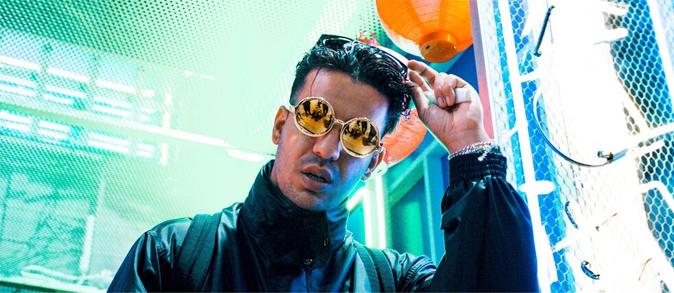 Ufo361 Junger Mann mit goldener Sonnenbrille