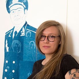 Julie Luzoir vor ihrem Bild « Homme seul »
