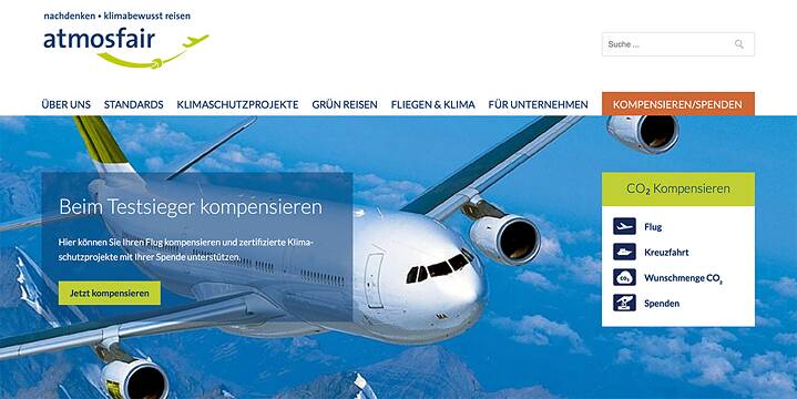 <b>Mit gutem Gewissen fliegen</b><br>Die NGO atmosfair hat sich zum Ziel gesetzt, die durch Reisen verursachte ökologische Belastung zu kompensieren. Einzelpersonen und Unternehmen können auf der Website die CO2-Belastung berechnen, die durch ihre Reise entsteht. Danach kann ein empfohlener Betrag an Klimaschutzprojekte gespendet werden. Dem Unternehmen zufolge sind so im Jahr 2017 knapp 7 Millionen Euro in den Klimaschutz geflossen.