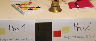 Glocke, pro und contra Seite bei Debatte von Jugend debattiert