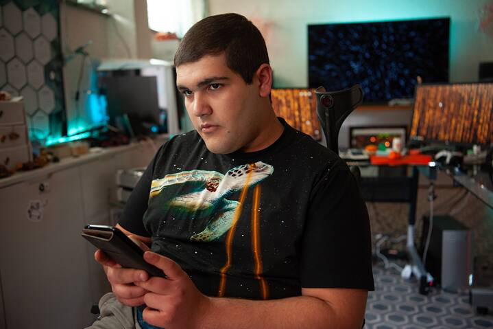 Still frame from the Netflix Series “How to sell drugs online (fast)”