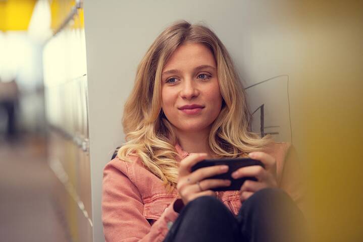 Still frame from the Netflix Series “How to sell drugs online (fast)” 