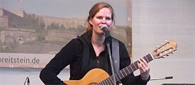 Frau mit Gitarre