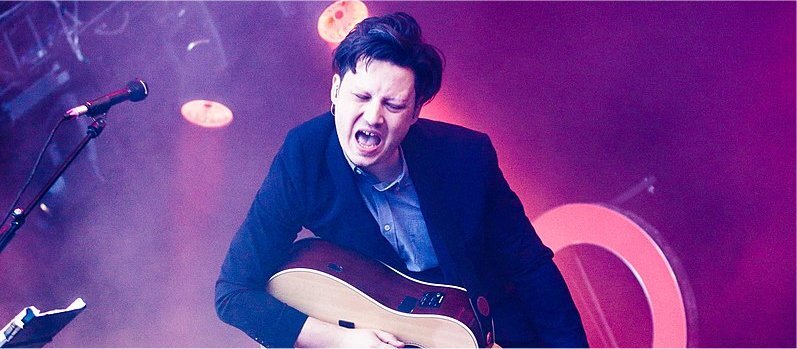 Get Well Soon - Haldern Pop Festival 2017 Singender Mann mit Gitarre