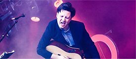 Singender Mann mit Gitarre