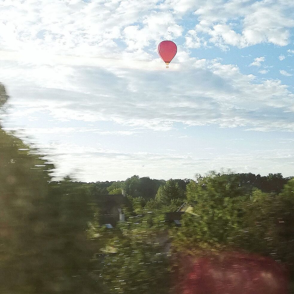 La vue du RER Le paysage qui défile devant la fenêtre du RER