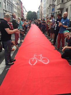 Der LAUF-RADWEG, erfunden von Norbert Krause, ist ein mobiler Fahrradweg von 50m Länge, um Lücken im Netz zu schliessen. Der LAUF-RADWEG, erfunden von Norbert Krause, ist ein mobiler Fahrradweg von 50m Länge, um Lücken im Netz zu schliessen.