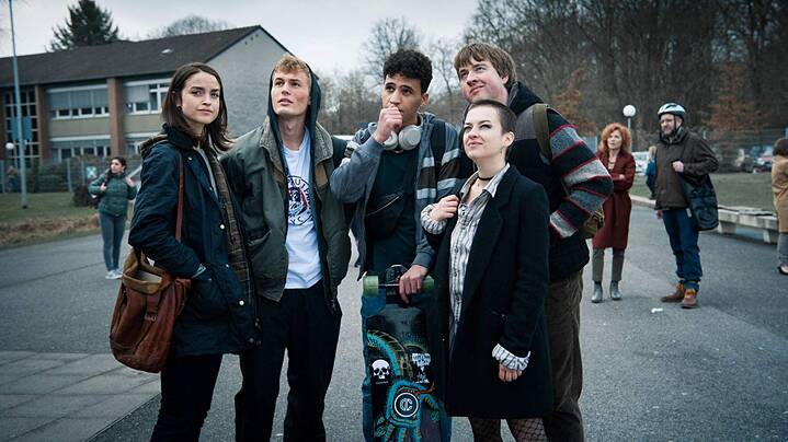 Still frame from the Netflix Germany original series "We are the wave":  LtR: Luise Befort (as Lea Herst), Ludwig Simon (Tristan Broch), Mohamed Issa (Rahim), Daniel Friedl (Hagen), Michelle Barthel (Zazie).