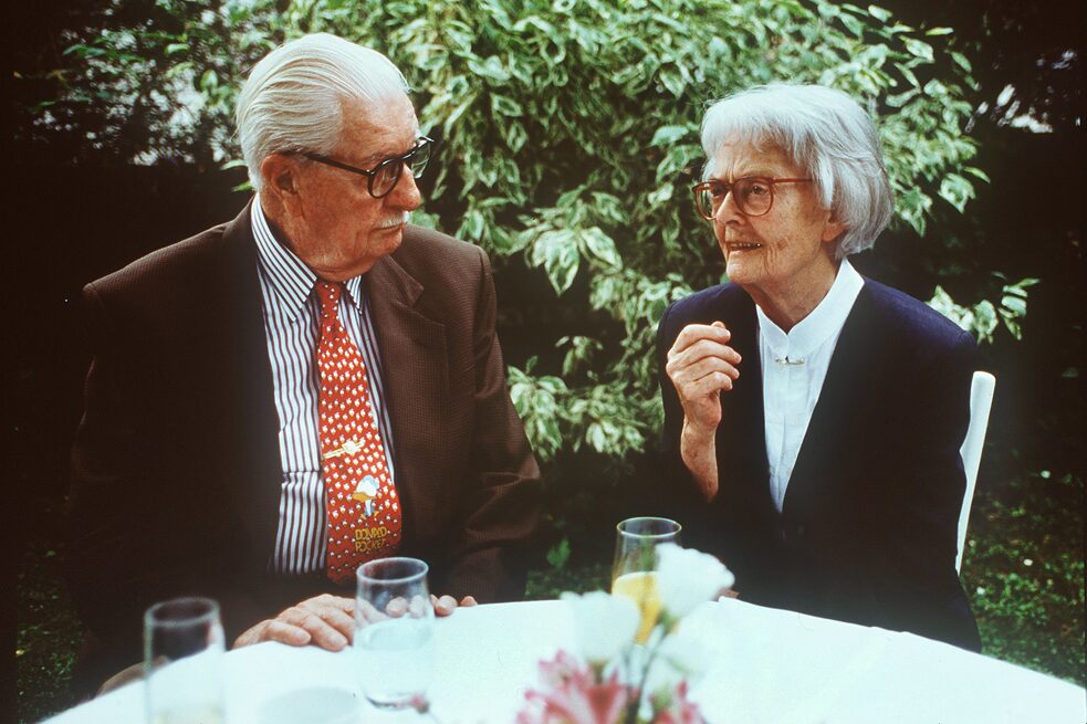 Erika Fuchs, erste Chefredakteurin des Micky-Maus-Magazins, im Gespräch mit Carl Barks, dem Erfinder der Comicfigur Donald Duck, 1994 in München.