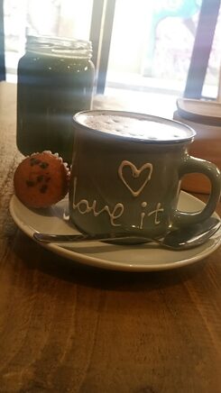 Love it! Der Luxus der einfachen Dinge – ein Cappuccino. Love it! Der Luxus der einfachen Dinge – ein Cappuccino.