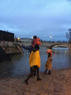 Santa mit Familie mit magischem Blick auf die überschwemmte Seine. Die Ballons durften die Kinder von einer Veranstaltung mitnehmen. Santa mit Familie mit magischem Blick auf die überschwemmte Seine. Die Ballons durften die Kinder von einer Veranstaltung mitnehmen.