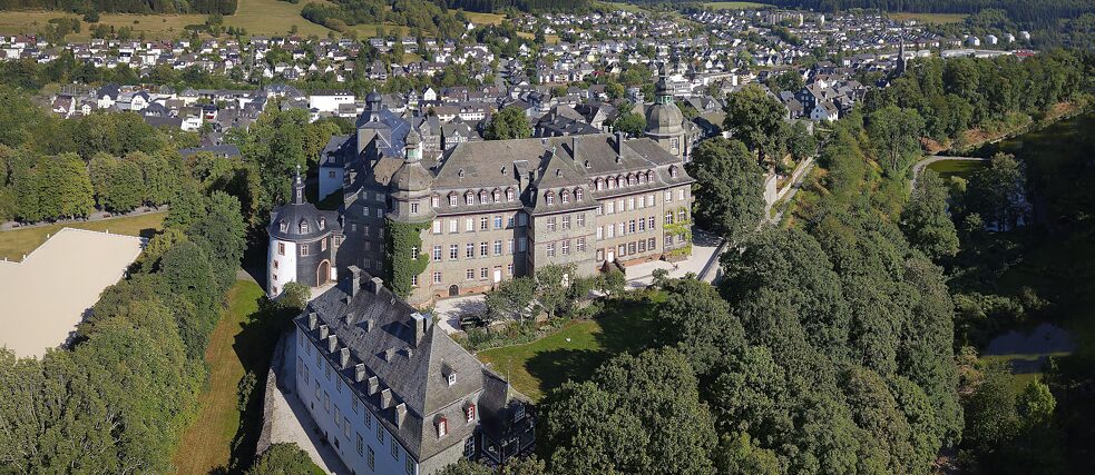 Bad Berleburg in Nordrhein-Westfalen Die Kleinstadt Bad Berleburg mit Schloss Berleburg im Vordergrund