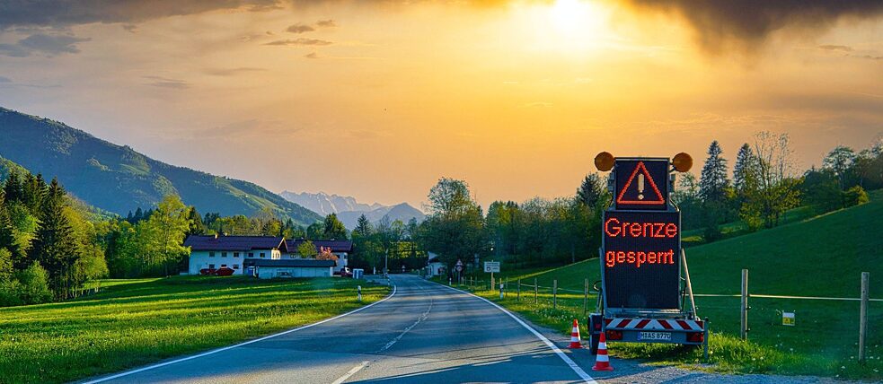 Gesperrte Grenze zwischen Österreich und Bayern Während des Lockdowns war die Grenze zwischen Österreich und Bayern zeitweise gesperrt. Wie wird sich die Corona-Krise in diesem Sommer auf unser Reiseverhalten auswirken?