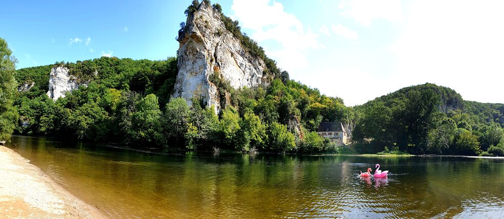 Vallée de la Vézère in der Dordogne Das Vallée de la Vézère in der Dordogne ist als UNESCO Welterbe ein beliebtes Ziel für Touristen.