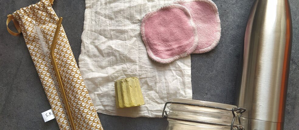 Zero Waste Ausstattung Inoxstrohhalm und -trinkflasche, Stoffbeutel, Konservenglas, waschbare Reinigungspads und Haarseife: Diese Accessoires dürfen auf keiner Zero-Waste-Reise fehlen!