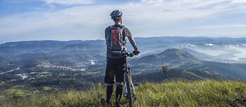 Découvrir de beaux paysages à vélo permet non seulement de réduire les émissions de CO2, mais aussi de protéger la faune et la flore locales.