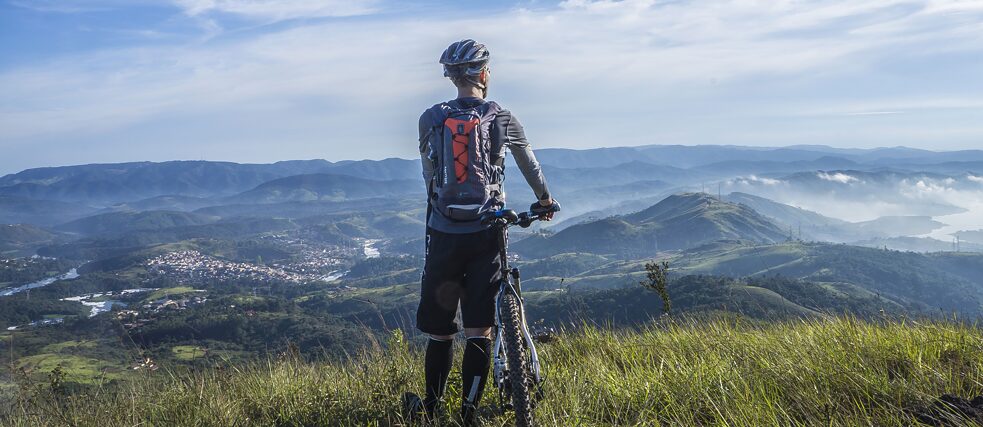 Fahrradtrail Schöne Landschaften mit dem Fahrrad zu entdecken, sorgt nicht nur für weniger CO2-Ausstoß, sondern schont aucht die Tier- und Pflanzenwelt vor Ort.