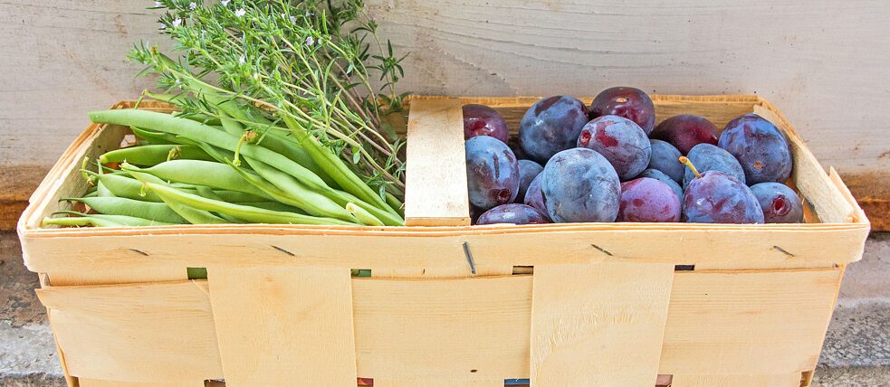 Mit Gemüse-Abo-Kisten die lokale Landwirtschaft unterstützen Obst- und Gemüsekorb